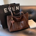 Borsa tote in pelle scamosciata marrone con logo a rilievo e ciondolo elefante - caffè