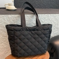 Bolso tote de nailon acolchado negro con diseño de rombos para gran capacidad diario - Negro