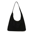Minimalistische schwarze Shopper-Tasche aus Wildlederimitat im eleganten Hobo-Stil - Schwarz