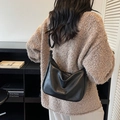 Sac à bandoulière minimaliste en cuir PU noir avec logo et texture souple - Noir