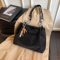 Großer schwarzer Shopper mit Leopardenmuster, Metallketten und Perlen-Quastenanhänger - Schwarz mit Anhänger