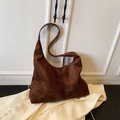 Μεγάλη vintage τσάντα hobo από καφέ σουέτ με φαρδύ ιμάντα ώμου για γυναίκες - Καφέ