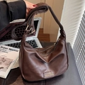 Sac bandoulière demi-lune marron foncé avec large bandoulière et détails métalliques - Marron