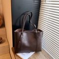 Bolso tote grande minimalista en cuero marrón oscuro con textura vintage y asas finas - Marrón