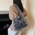 Elegante borsa tote in ecopelliccia a righe grigie con texture morbida e spaziosa - Grigio scuro a righe