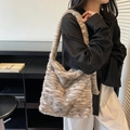 Borsa tote da donna in ecopelliccia a righe tigrate marroni e grigie capiente - Grigio chiaro a righe