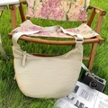Borsa tote beige minimalista in nylon testurizzato con tracolla larga - Bianco Sporco