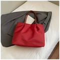 Große rote Nylon-Tragetasche mit braunen Ledergriffen und goldenem Metallverschluss - Groß / Rot