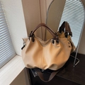 Bolso tote retro de cuero marrón claro con correa ancha y textura de grano de lichi - Caqui
