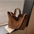 Borsa tote in velluto a coste marrone scuro con manici e tracolla regolabile per l'autunno - Cachi