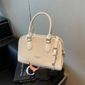 Matte beige Vintage Umhängetasche mit Ledersteppung und oberen Griffen - Gebrochenes Weiß