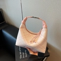 Bolso hobo a cuadros rosa y blanco con detalles plateados y cordón con cuentas - Rosa