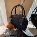 Bolso Boston negro con costuras blancas y colgante de perro de peluche, bolso de mano - Negro con colgante