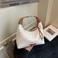Bolso hobo a cuadros blancos con adornos de cuero marrón y colgantes de cuentas - Marrón