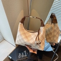 Bolso hobo clásico con estampado de cuadros caqui y detalles elegantes en cuero marrón - Marrón