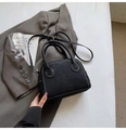 Bolso Boston negro con costuras blancas en contraste y correa de hombro ajustable - Negro sin Colgante