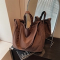 Bolso tote grande de lona a cuadros marrón oscuro con asas dobles y correa de hombro - Marrón