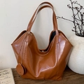 Grande borsa tote in pelle lucida color caramello con ciondolo rotondo in pelle - Marrone