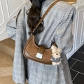 Sac hobo marron foncé en similicuir avec un adorable pendentif en peluche ours - Marron avec pendentif
