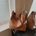 Braune gewebte Hobo-Tasche aus Leder mit verstellbarem Schultergurt und Vintage-Textur - Braun