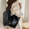 Grande borsa tote nera in pelle lucida con tracolla e ciondolo laterale decorativo - Nero