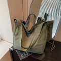 Bolso tote de lona a cuadros verde oliva y caqui con doble correa para el hombro o la mano - Verde