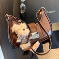 Sac hobo marron en similicuir avec boucle dorée et détail de breloque ours mignon - Café avec Pendentif