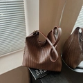Dunkelbraune geflochtene Tragetasche aus Leder mit Vintage-Textur und breitem Gurt - Braun