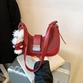Sac hobo rouge rétro en cuir mat avec boucle argentée et breloque ours en peluche - Rouge avec Pendentif