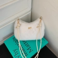 Détail du sac en peluche blanche avec ferrures dorées et bandoulière en cuir nouée - Blanc