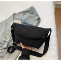 Detalle de bolso bandolera de nailon negro con doble cremallera y correa ancha - Negro