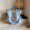 Sac cabas matelassé bleu clair avec broderie rose et bandoulière amovible pour femme - Bleu