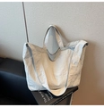 Gros plan sur la texture plissée et les détails du tissu de ce grand sac cabas beige - Blanc Cassé