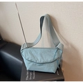 Detalle de bolso bandolera de nailon azul claro con bolsillos y correa ancha tejida - Azul