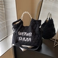 Grand sac fourre-tout noir matelassé avec broderie et bandoulière réglable pratique - Noir