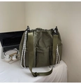 Detailansicht der großen armeegrünen Kordelzug-Tasche mit Fronttaschen und breitem Gurt - Einheitsgröße / Grün