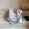 Sac fourre-tout matelassé rose avec broderie bleue et bandoulière amovible chic - Rose