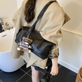 Schwarze Vintage Boston Umhängetasche aus weichem Leder mit braunem Bärenanhänger - Schwarz (Mit Anhänger)