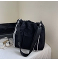 Details einer schwarzen Nylon-Schultertasche mit mehreren Taschen und Kordelzug-Design - Einheitsgröße / Schwarz