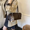 Dunkelbraune Boston-Tasche aus Kunstleder mit süßem Teddybär-Anhänger und Trägern - Kaffeebraun (Mit Anhänger)