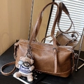 Vintage braune Boston Tasche aus weichem Kunstleder mit einem süßen Bären-Plüschanhänger - Braun (Mit Anhänger)