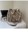 Detailansicht der khakifarbenen Nylon-Tragetasche mit breitem Schultergurt und Kordelzug - Einheitsgröße / Khaki