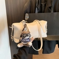 Cremeweiße Boston-Tasche aus Kunstleder mit Plüschbär-Anhänger und feiner Textur - Weiß (Mit Anhänger)