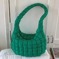 Borsa hobo trapuntata verde brillante con tracolla larga e cerniera in metallo - Verde