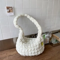 Borsa a tracolla trapuntata bianca a nuvola con manico in un ambiente di lifestyle - Bianco