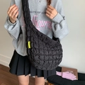 Borsa a tracolla trapuntata nera a mezzaluna in stile casual chic con nylon soffice - Nero