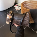 Bolso sobaco con estampado de leopardo, ribete de cuero negro y colgante de oso peluche - Negro (Con Colgante de Oso)
