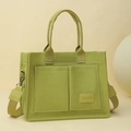 Dettaglio borsa tote in tela verde erba con doppie tasche frontali e tracolla resistente - Verde