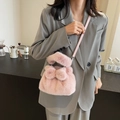 Sac seau en fausse fourrure rose avec nœud décoratif et bandoulière en cuir - Rose