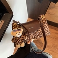 Bolso de hombro retro con estampado de leopardo, solapa de cuero y colgante de oso - Color Café (Con Colgante de Oso)